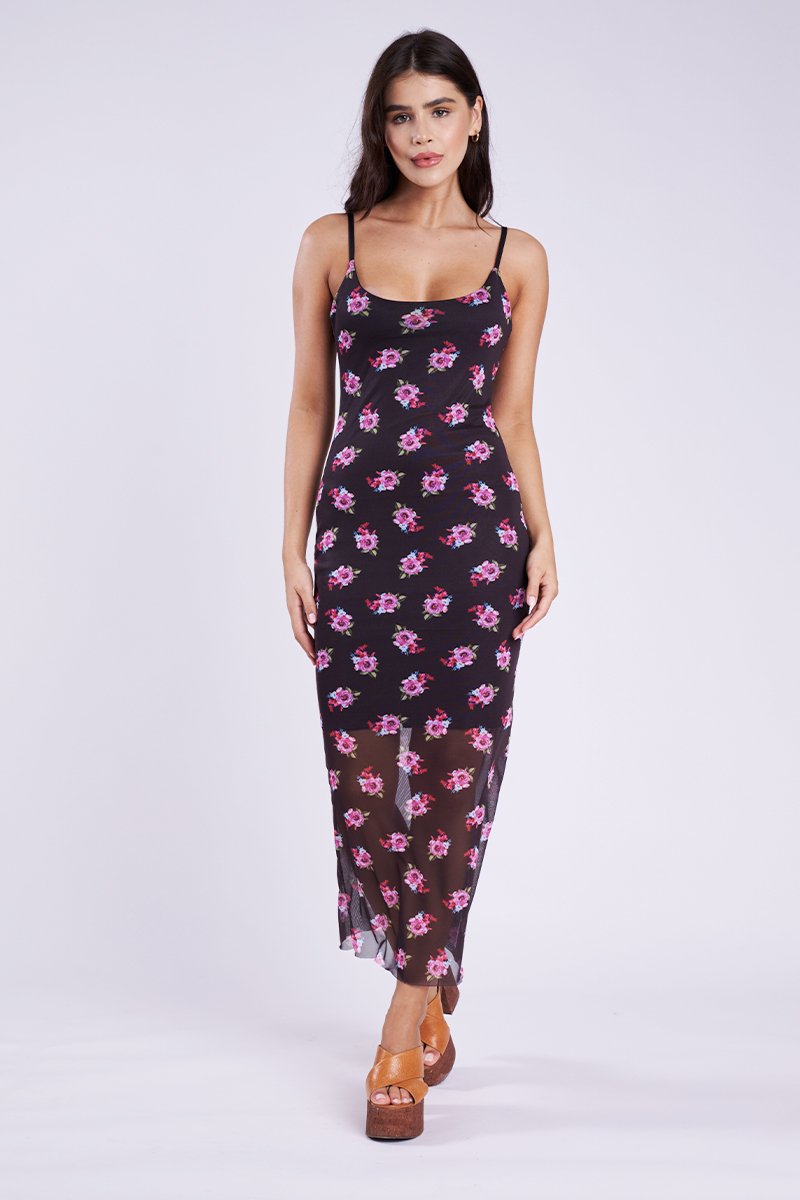 Modelo de corpo inteiro com vestido longo preto de tule floral, alças finas e sandália plataforma caramelo