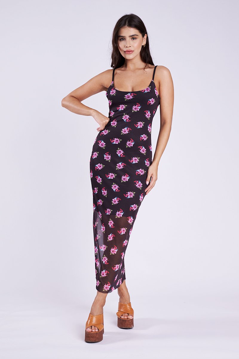 Vista frontal do vestido preto floral mostrando o ponto onde o forro termina e a saia de tule fica transparente