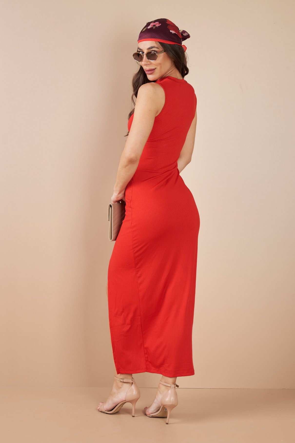 Vestido longo vermelho canelado sem manga, com fenda frontal aberta