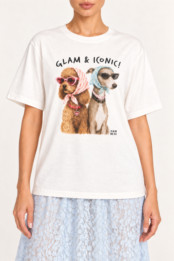 T-Shirt Kennedi com Estampa "Glam & Iconic" - Champagne — no corpo