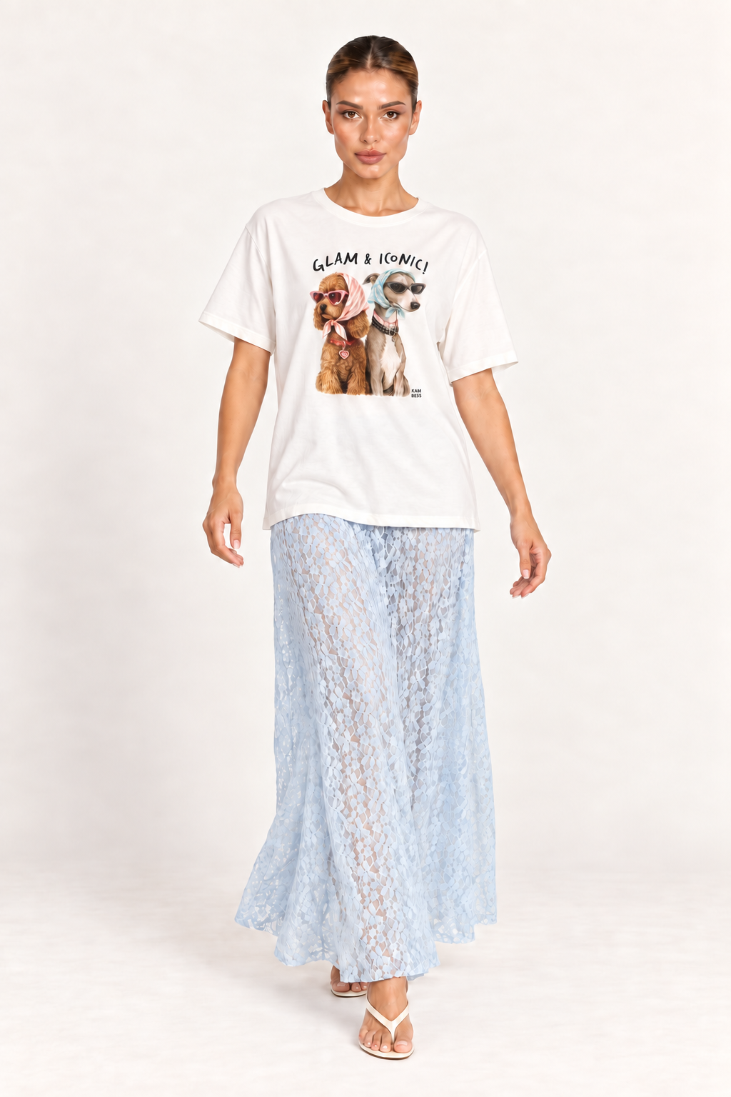T-shirt champagne de algodão fotografada sozinha, com estampa de poodle caramelo e galgo usando lenço e óculos escuros