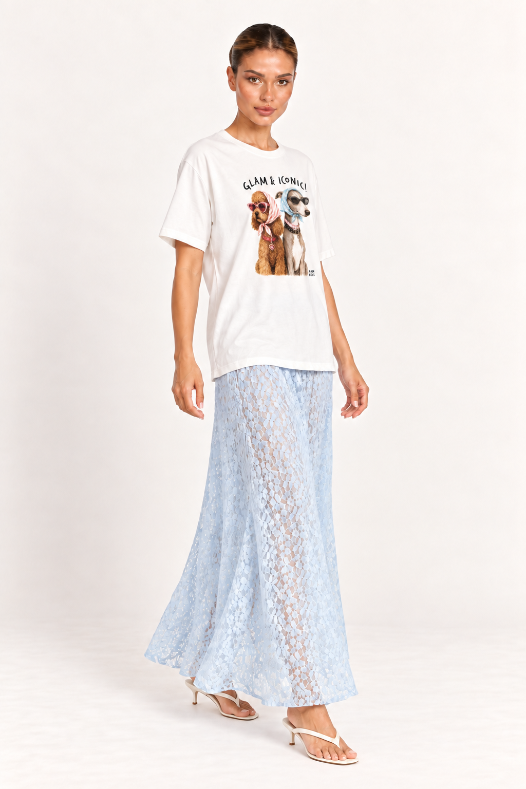 Modelo usando a t-shirt champagne estampada com saia azul clara de renda