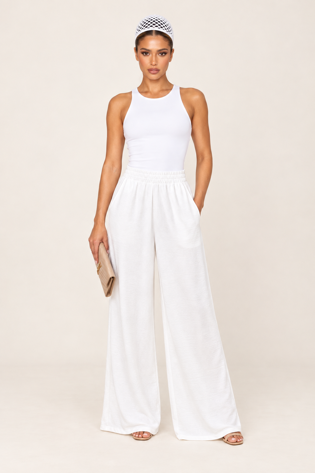 Calça pantalona off white em still frontal, mostrando a cintura alta franzida e as pernas amplas e retas