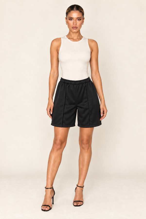Shorts Amplo com Cós Elástico Jody - Preto — no corpo