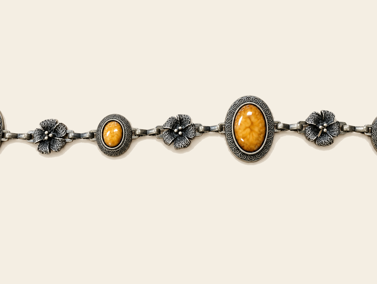 Detalhe do cinto de metal Teodora com medalhões âmbar e flores de metal