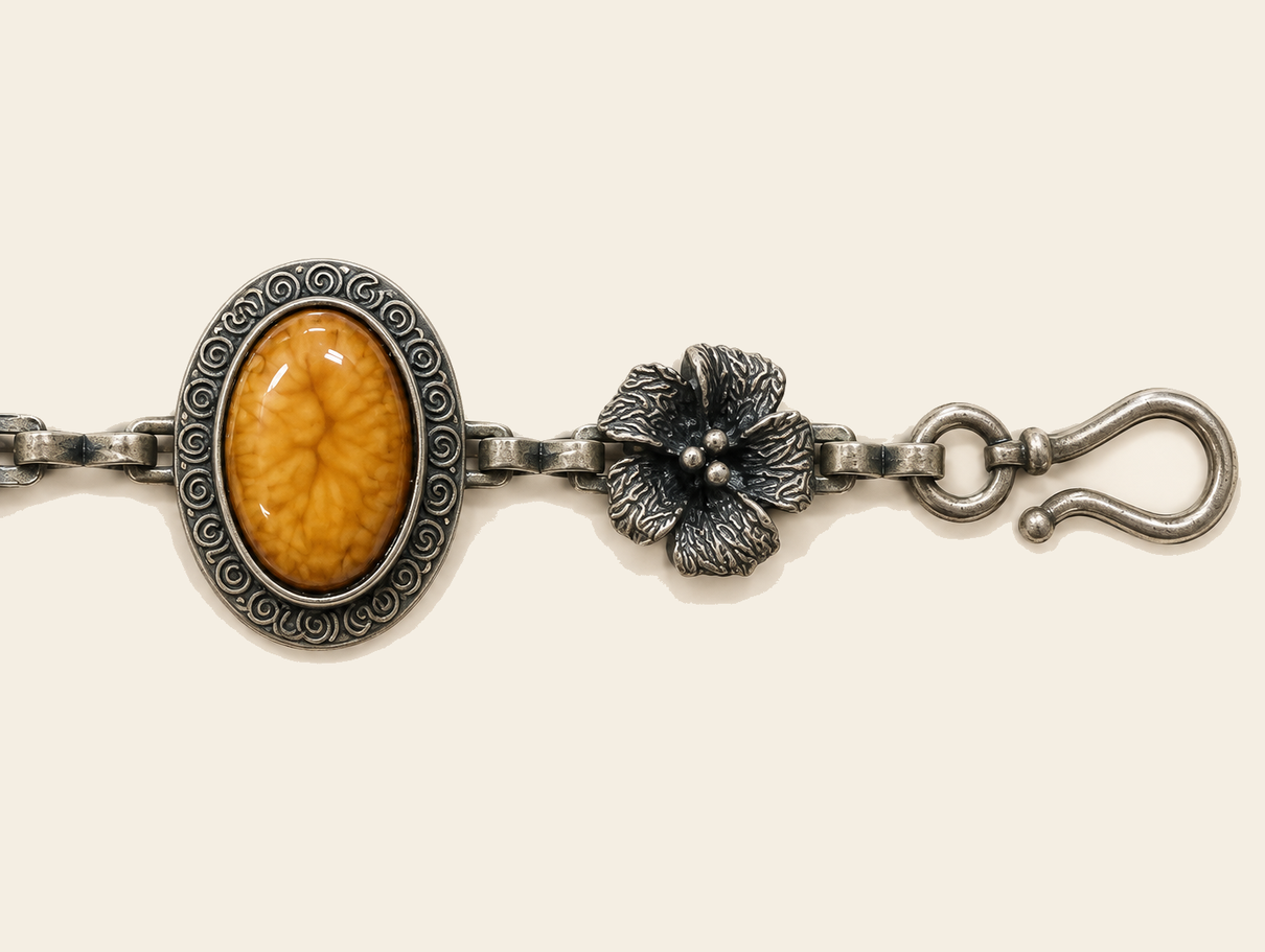 Detalhe do medalhão âmbar e da flor de metal do cinto Teodora